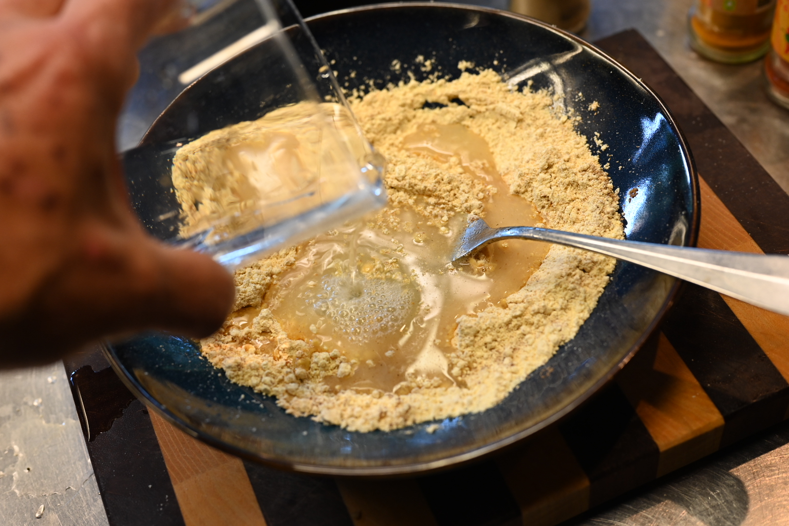 Schritt 1: Auberginen für Gebackenes Auberginenfächer-Steak vorbereiten und Teig anrühren 