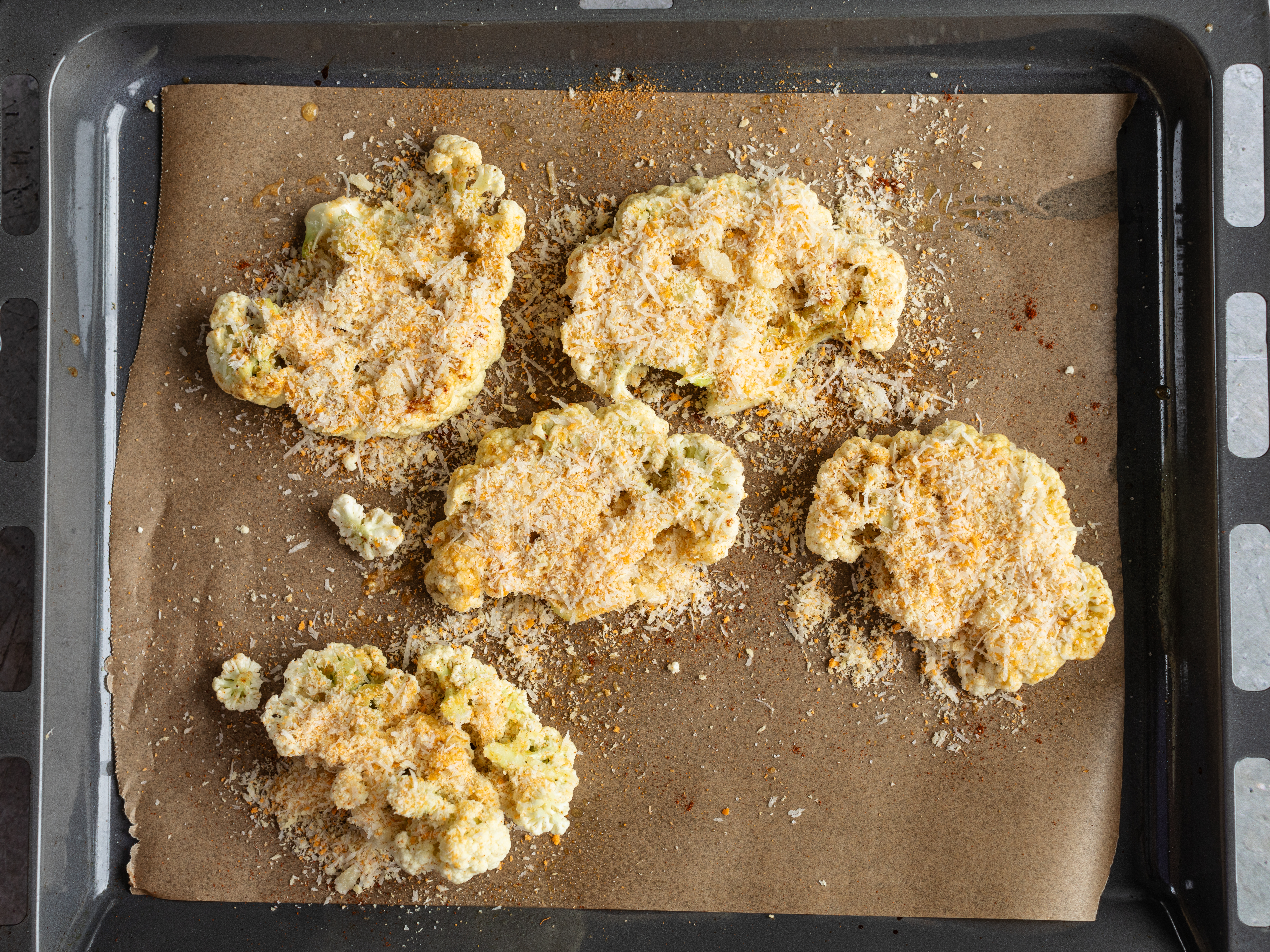 Schritt 2: Parmesankruste für Blumenkohl-„Steaks“ mit Knoblauch-Kräuter-Öl beifügen 
