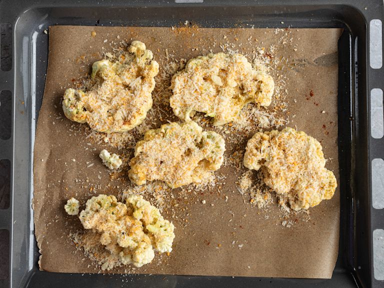 Schritt 2: Parmesankruste für Blumenkohl-„Steaks“ mit Knoblauch-Kräuter-Öl beifügen  Schritt 2: Parmesankruste für Blumenkohl-„Steaks“ mit Knoblauch-Kräuter-Öl beifügen
