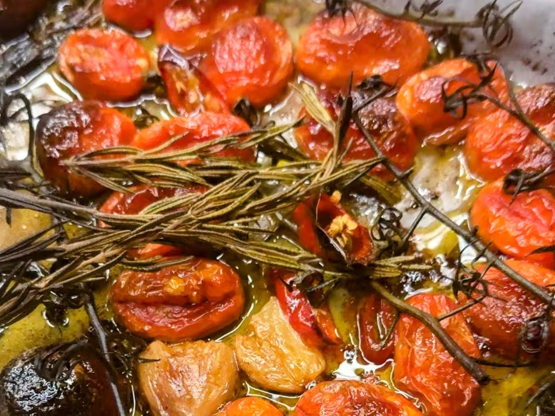 Schritt 1: Geröstete Tomatensauce für Schnelle Röstdatterini Pasta zubereiten 