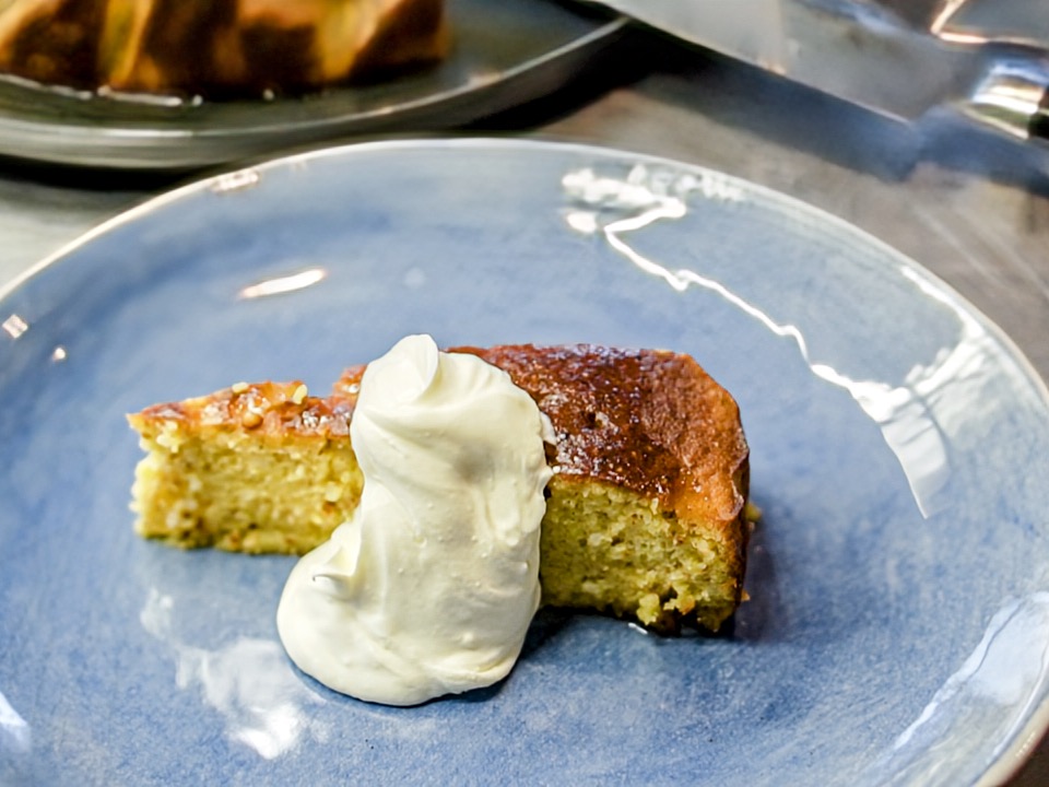 Schritt 4: Glutenfreier Orangen-Polenta-Kuchen tränken und servieren