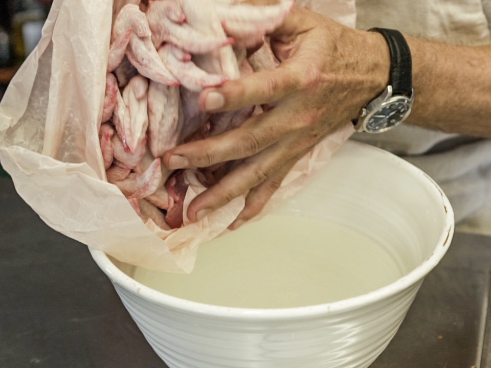 Schriitt 1: Marinieren und Vorbereiten der Chicken Wings