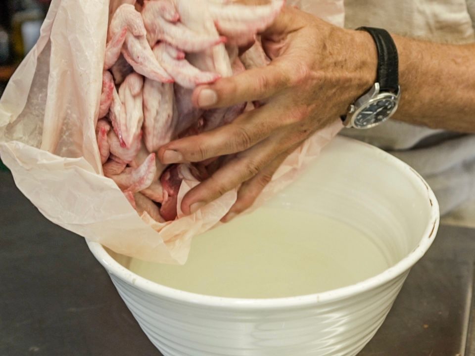 Schriitt 1: Marinieren und Vorbereiten der Chicken Wings