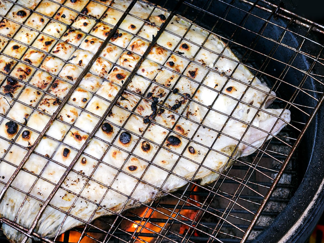 Schritt 2: Fisch für Grillierten Steinbutt mit gepickelten Trauben  zubereiten und ruhen lassen.