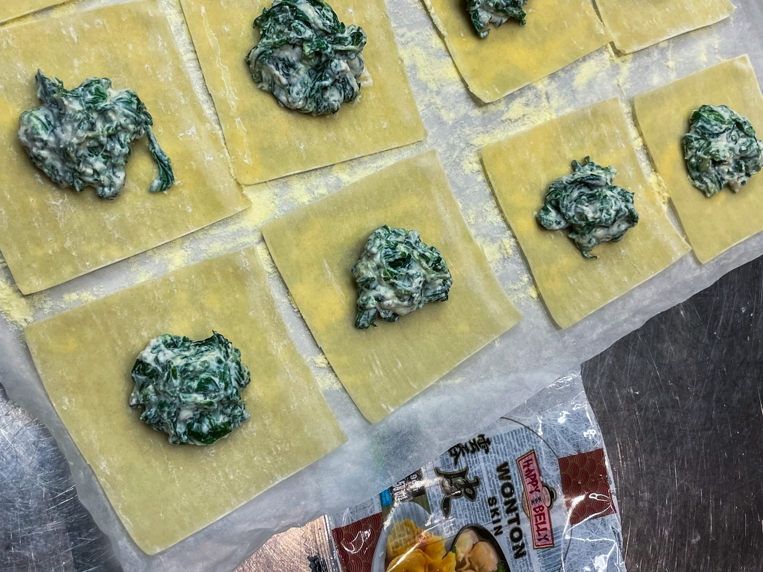 Schritt 2: Auf die Hälfte der Wonton-Blätter etwas Füllung in die Mitte geben