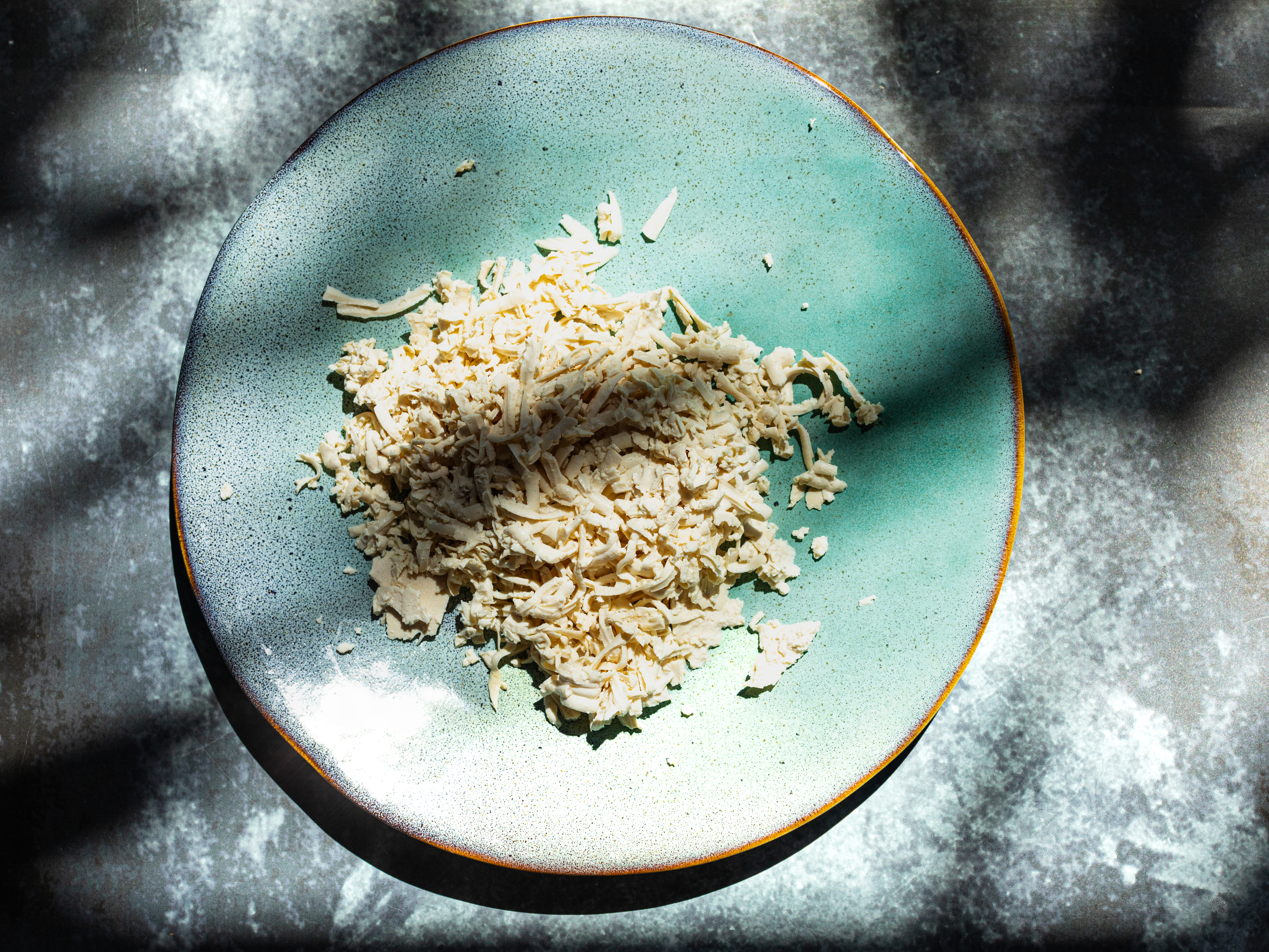 Schritt 1: Mit einer Reibe den Tofu in «shreddern» um kleine Streifen/Stücke zu erhalten