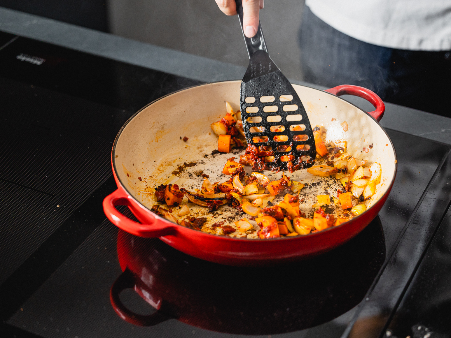 Schritt 1: Fleisch & Gemüse für Rindsvoressen an Balsamico-Schmorfond anbraten 