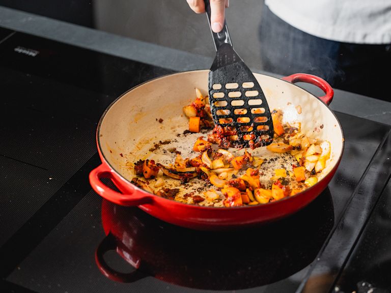 Schritt 1: Fleisch & Gemüse für Rindsvoressen an Balsamico-Schmorfond anbraten Schritt 1: Fleisch & Gemüse für Rindsvoressen an Balsamico-Schmorfond anbraten