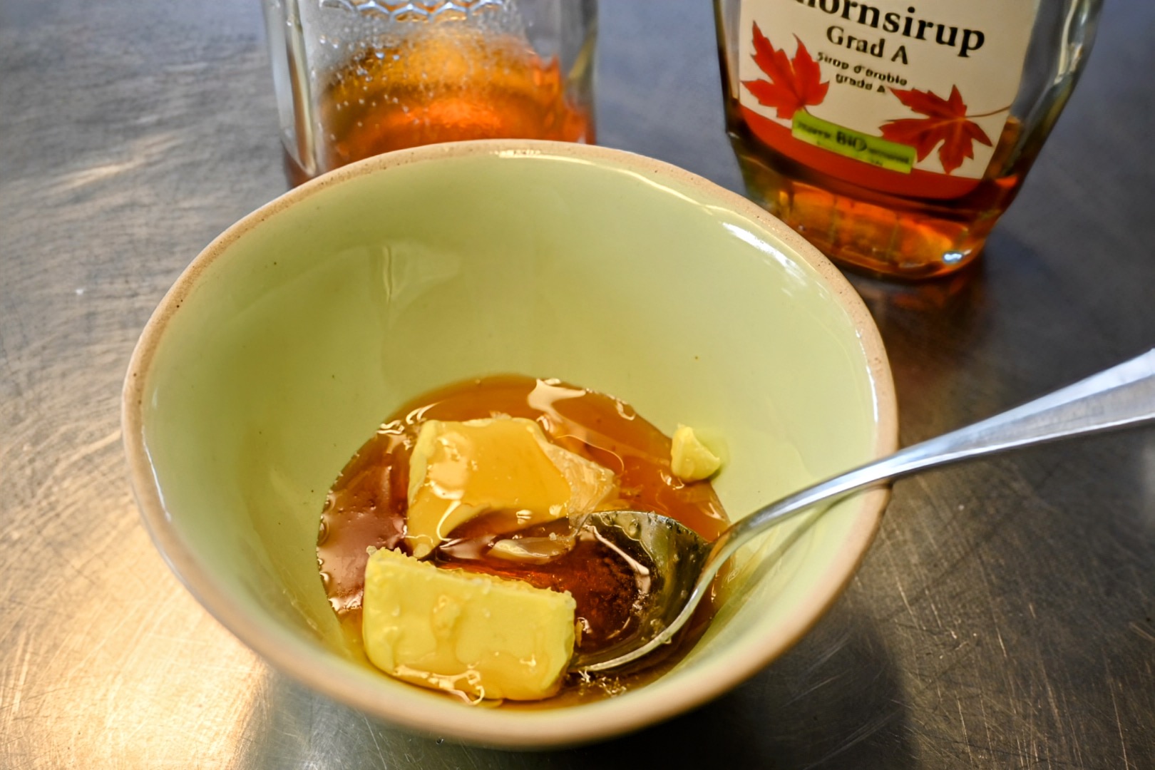 Schritt 2: Ahorn-Honigbutter Sirup für Golden Pancake mit Beerenkompott zubereiten 