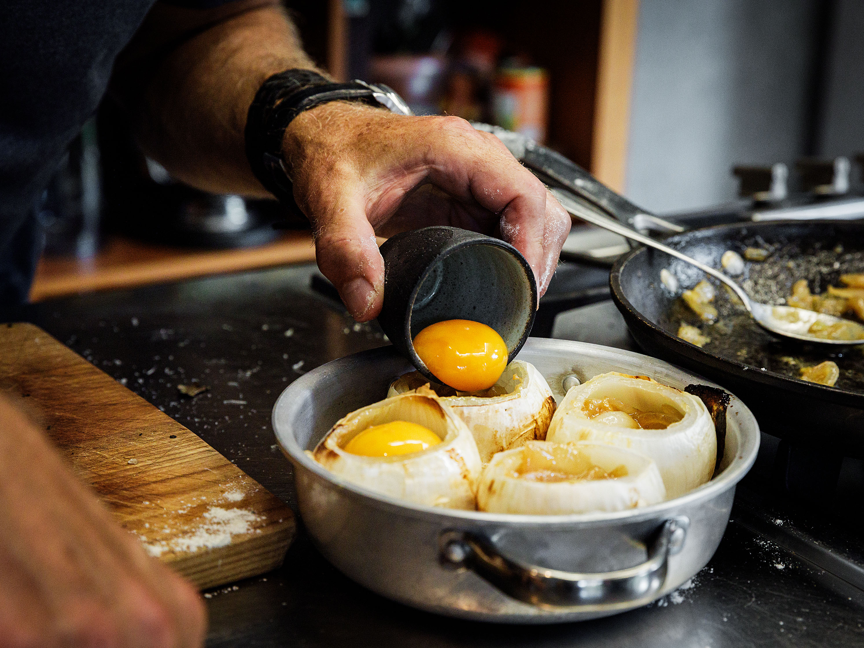 Schritt 5: Ein Eigelb vorsichtig in jede Zwiebel gleiten lassen