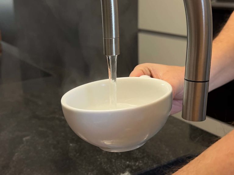 Step 2: Tasse mit heissem Wasser füllen Step 2: Tasse mit heissem Wasser füllen