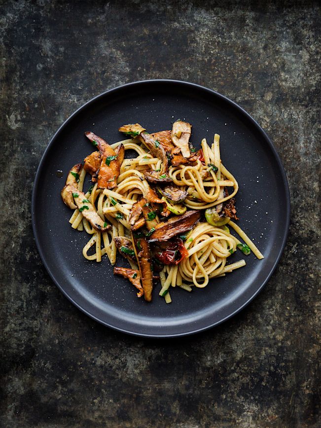 Linguine mit Steinpilzen, Eierschwämmen, Tomaten und Zucchini Rezept Linguine mit Steinpilzen, Eierschwämmen, Tomaten und Zucchini Rezept