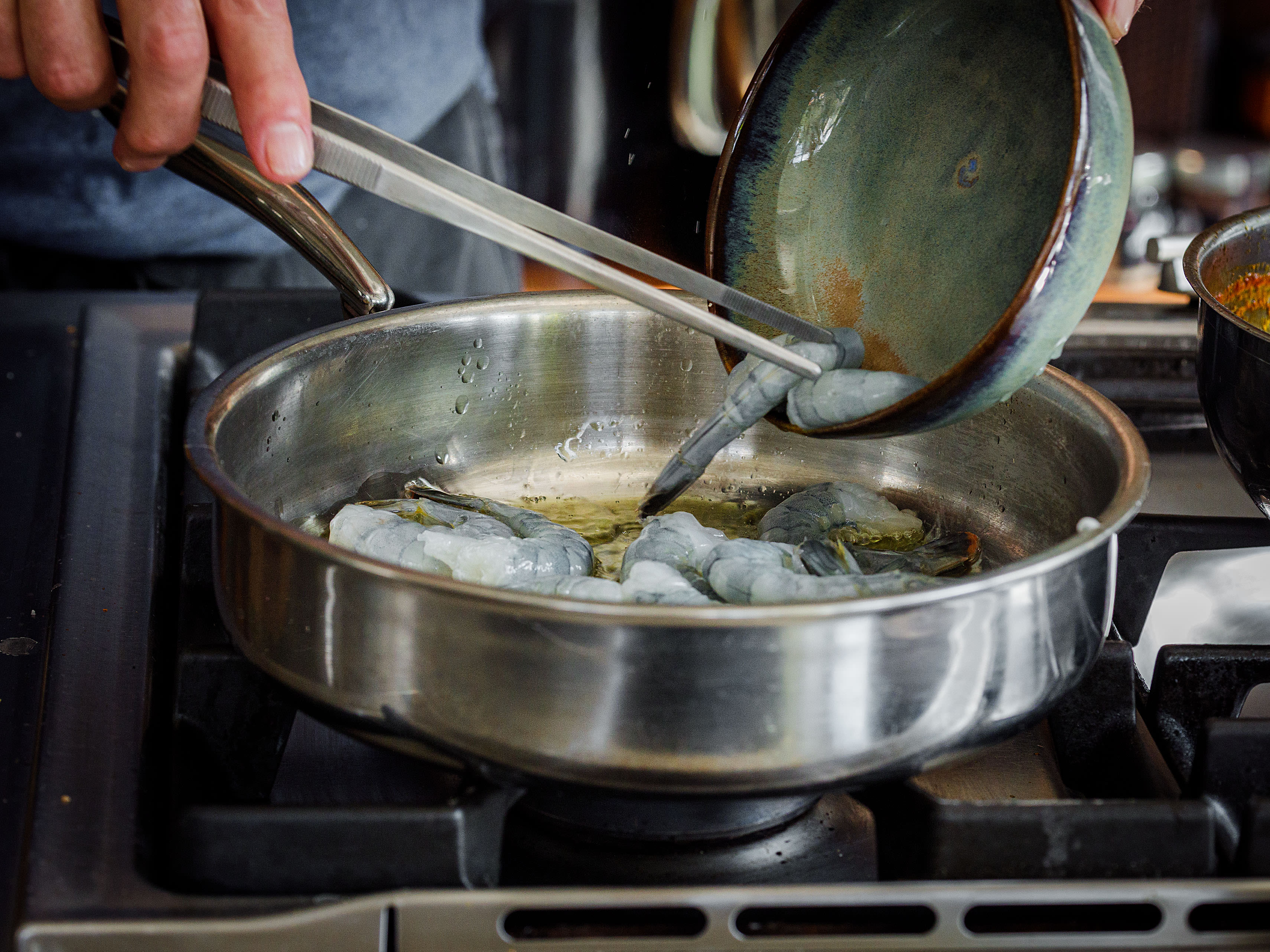 Schritt 1: Die Shrimps unter gelegentlichem Wenden braten, bis sie knapp gar und auf beiden Seiten leicht goldbraun sind