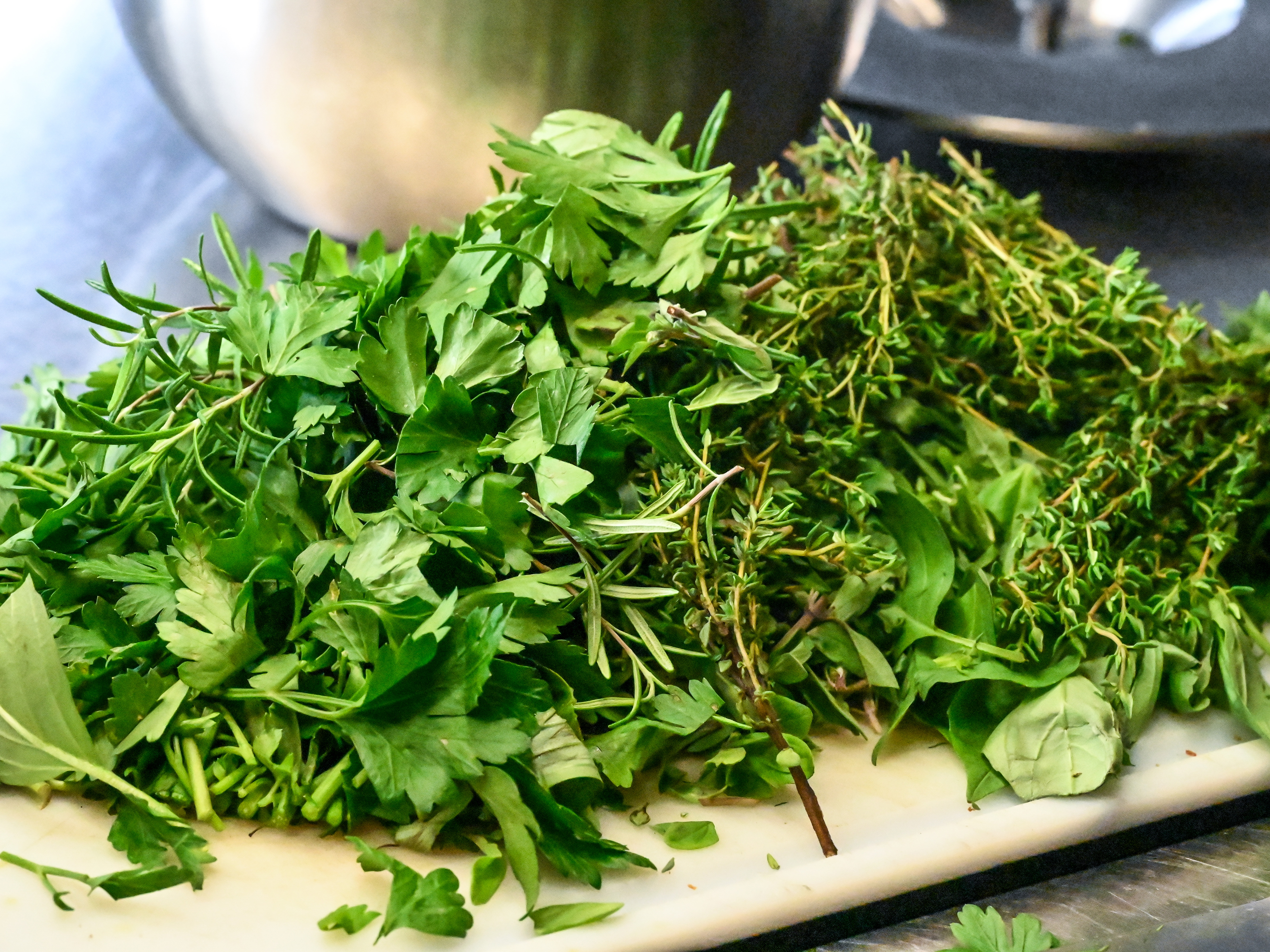 Schritt 2: Alle Kräuter grob hacken.