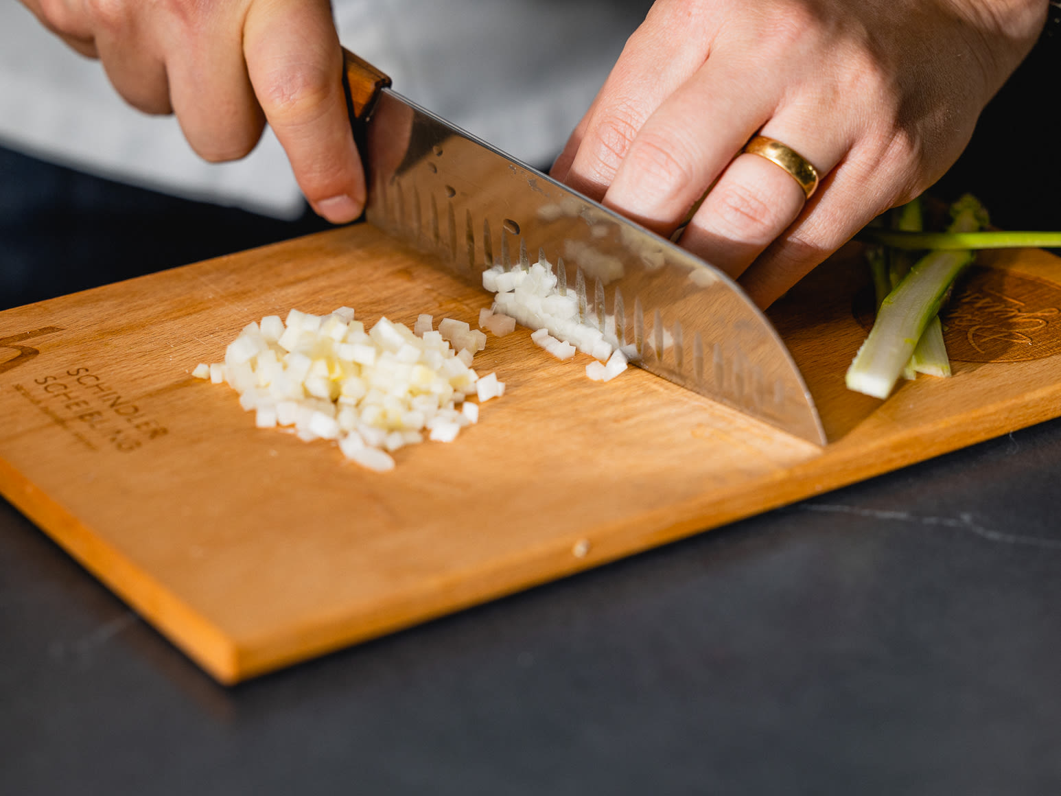 Schritt 1: Spargel für Spargel-Tatar rüsten & braten   