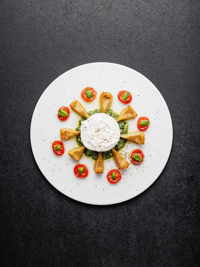 Burrata mit sautierten Artischockenböden, Rucolapesto und frischem Rucola Rezept Burrata mit sautierten Artischockenböden, Rucolapesto und frischem Rucola Rezept