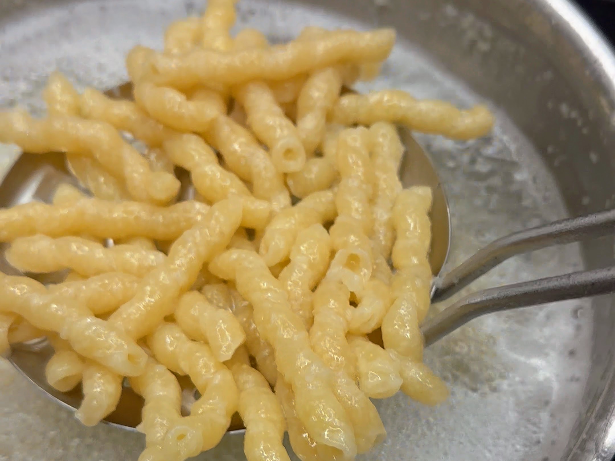 Schritt 2: Busiate mit Artischocken und Zucchini servieren