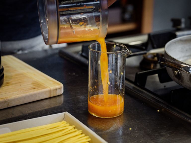 Schritt 1: Das leuchtend orange Öl in einen Glas geben