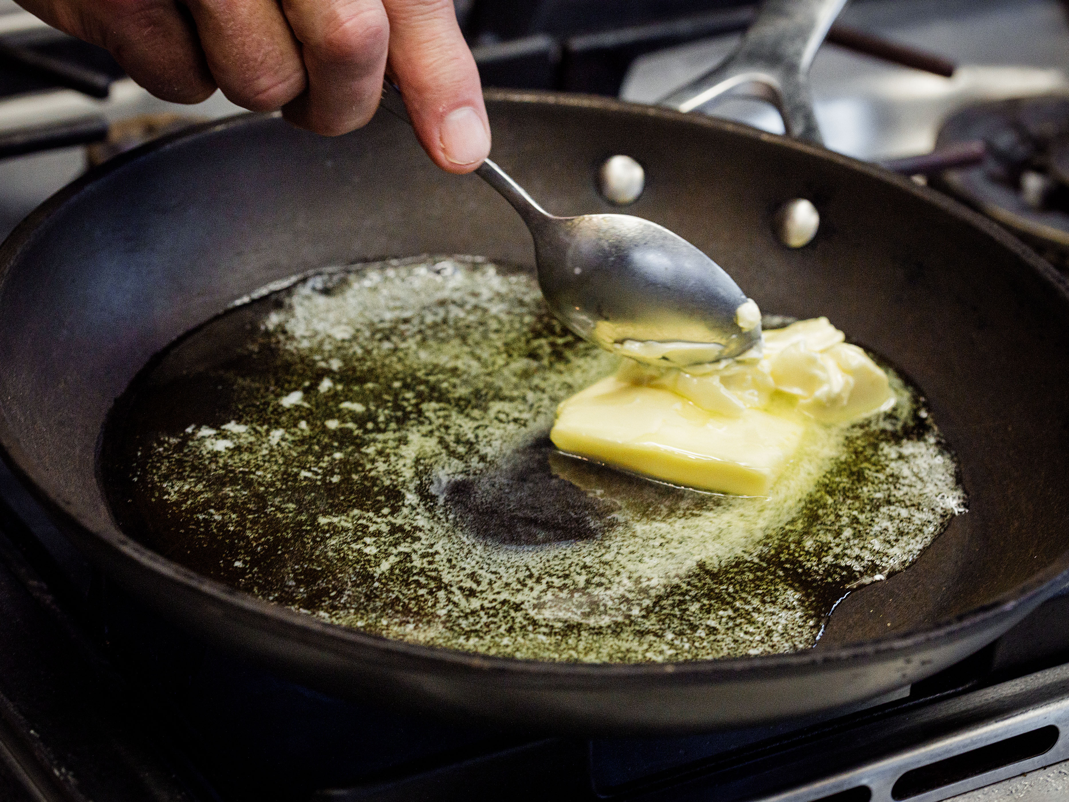 Schritt 1: In einer Eisen- oder Antihaftpfanne  Olivenöl und ein generöses Stück Bratbutter aufschäumen lassen