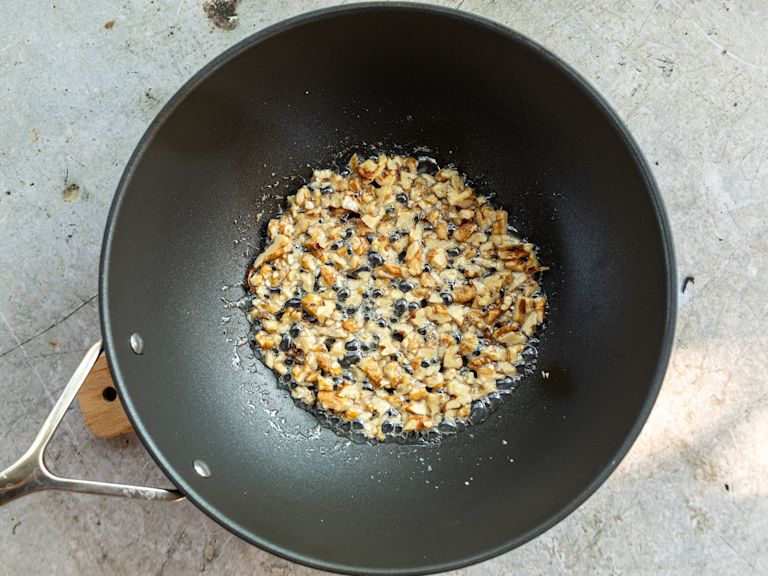 Schritt 3: Baumnüsse für Pizza mit Aubergine und kandierten Baumnüssen kandieren Schritt 3: Baumnüsse für Pizza mit Aubergine und kandierten Baumnüssen kandieren