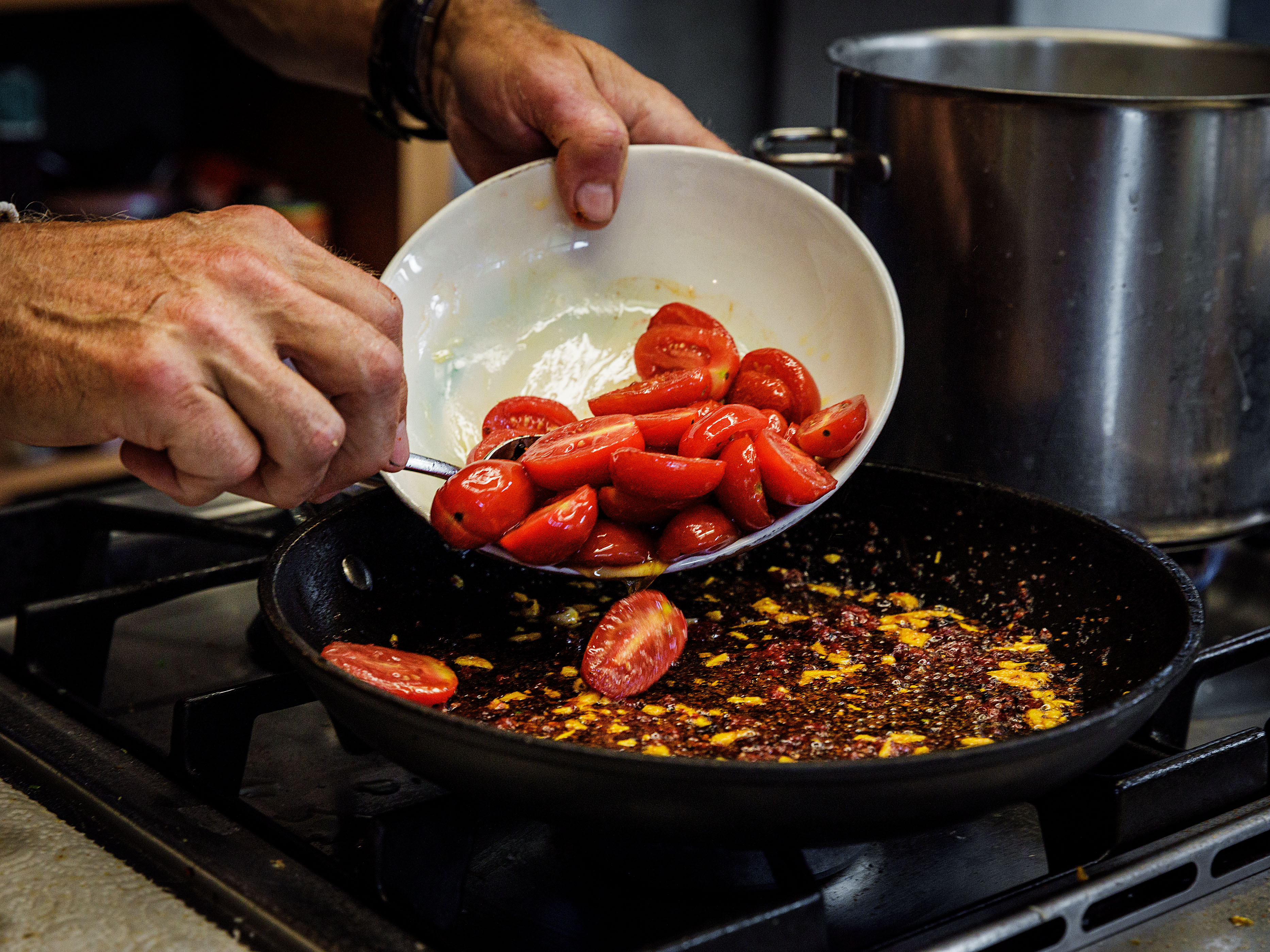 Schritt 3: Die Datterini- oder Cherrytomaten und die Tomatenzweige in die Bratpfanne geben