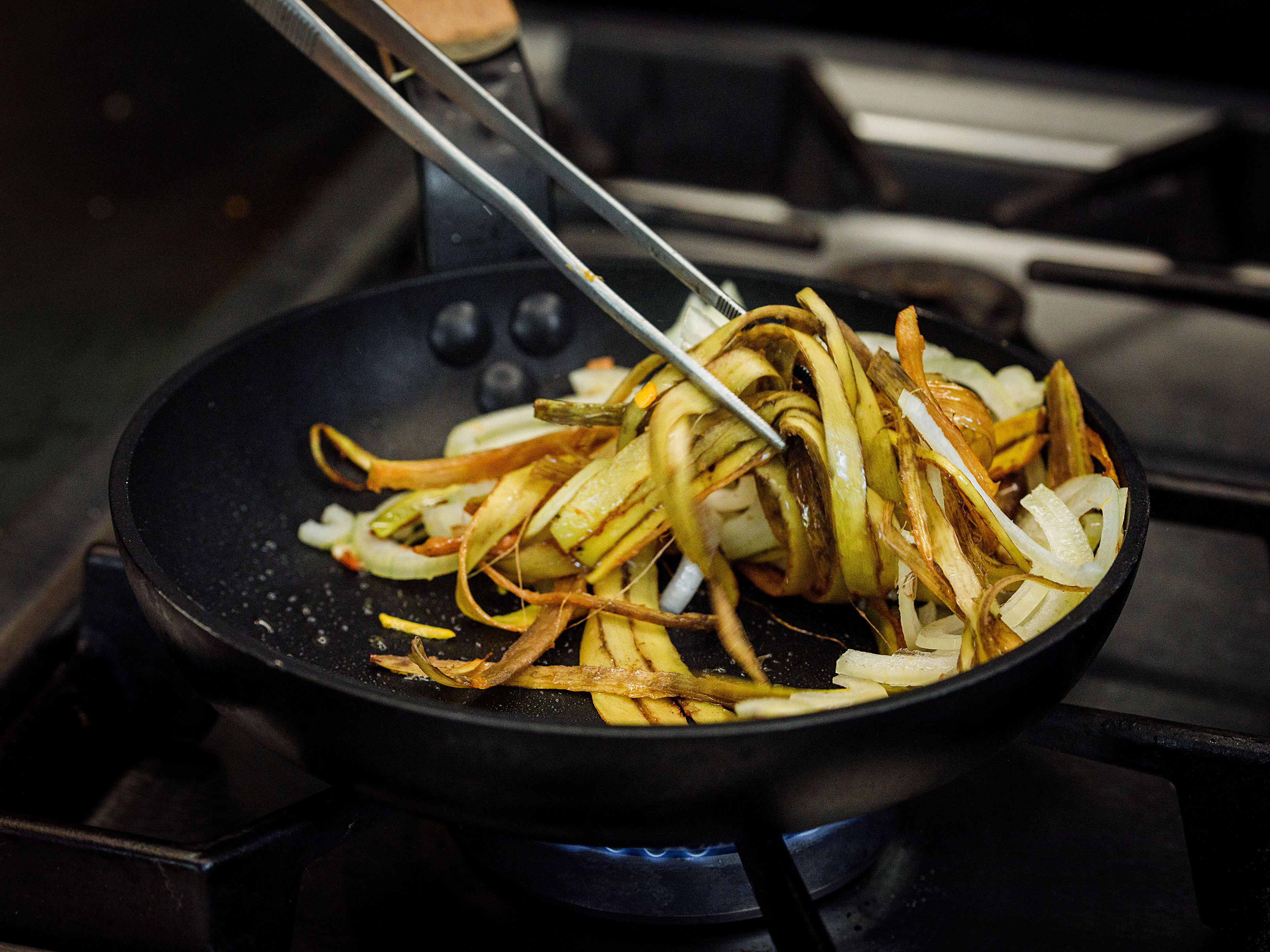 Schritt 2: Bananenschalen für Pulled-Bananenschalen-Sandwich zubereiten.