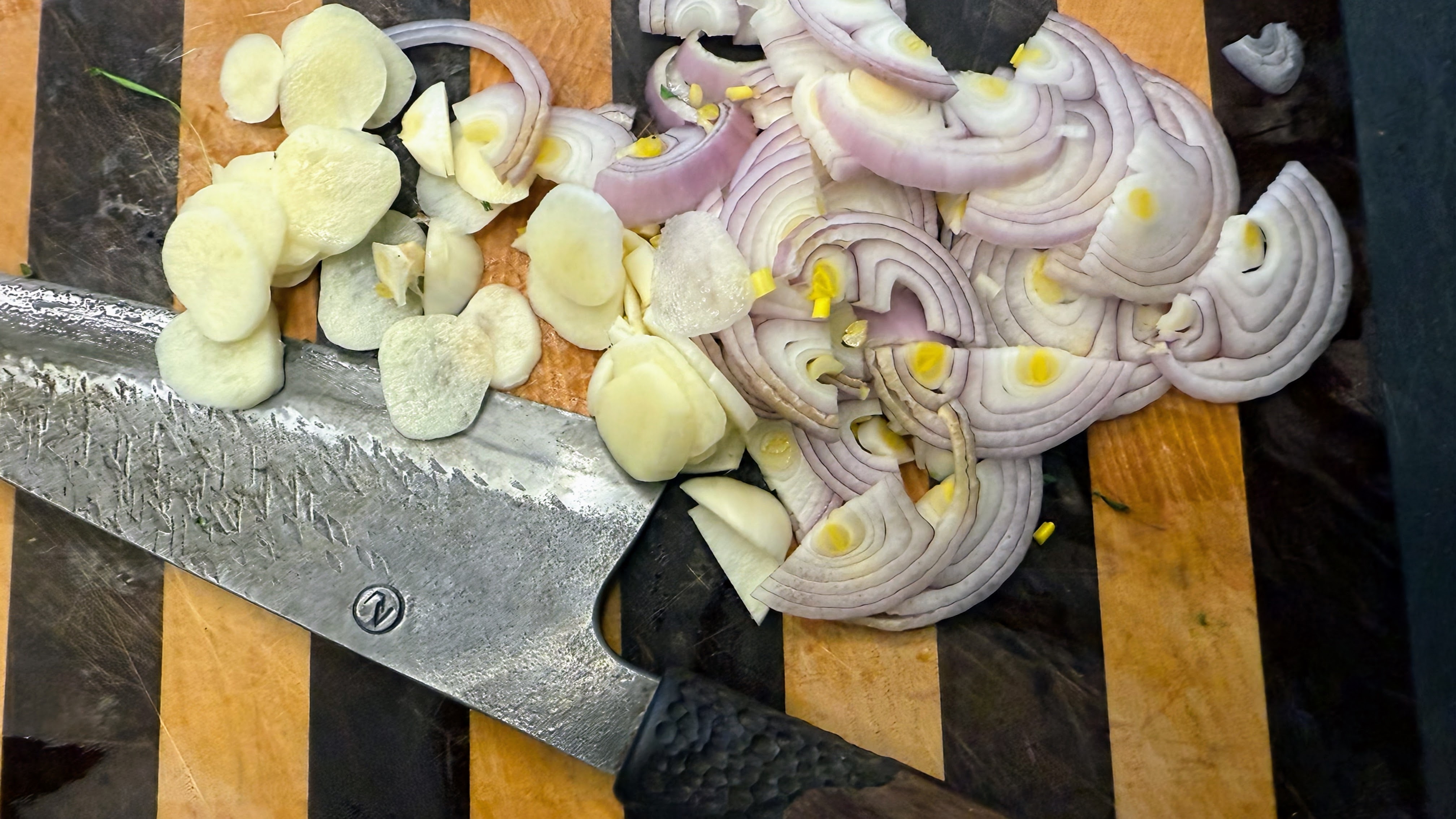 Schritt 2: Chilisauce für Brokkolini mit Ricotta und crispy Chiliöl zubereiten