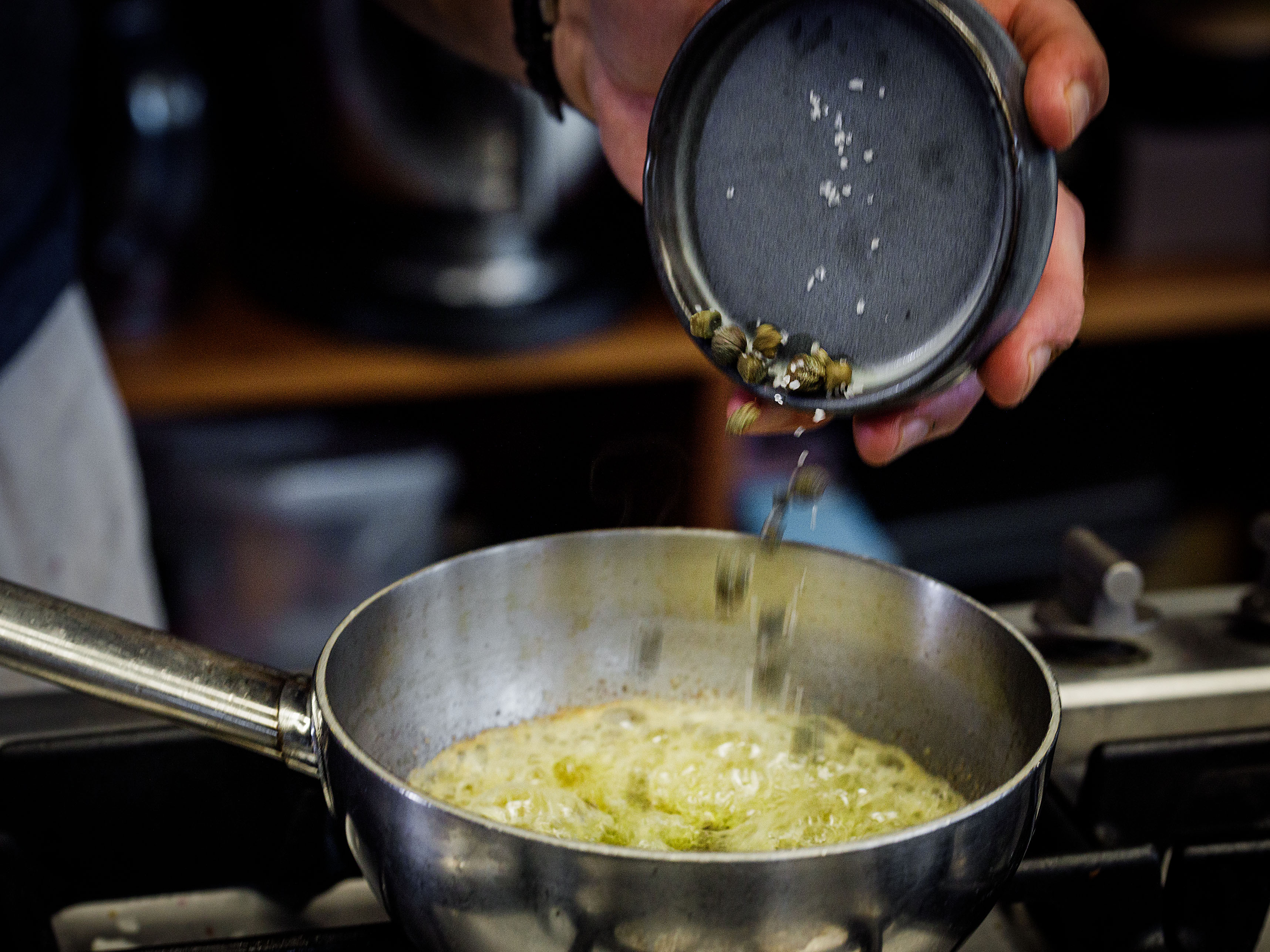 Schritt 3: Gewässerte Kapern hinzufügen und darin knusprig braten