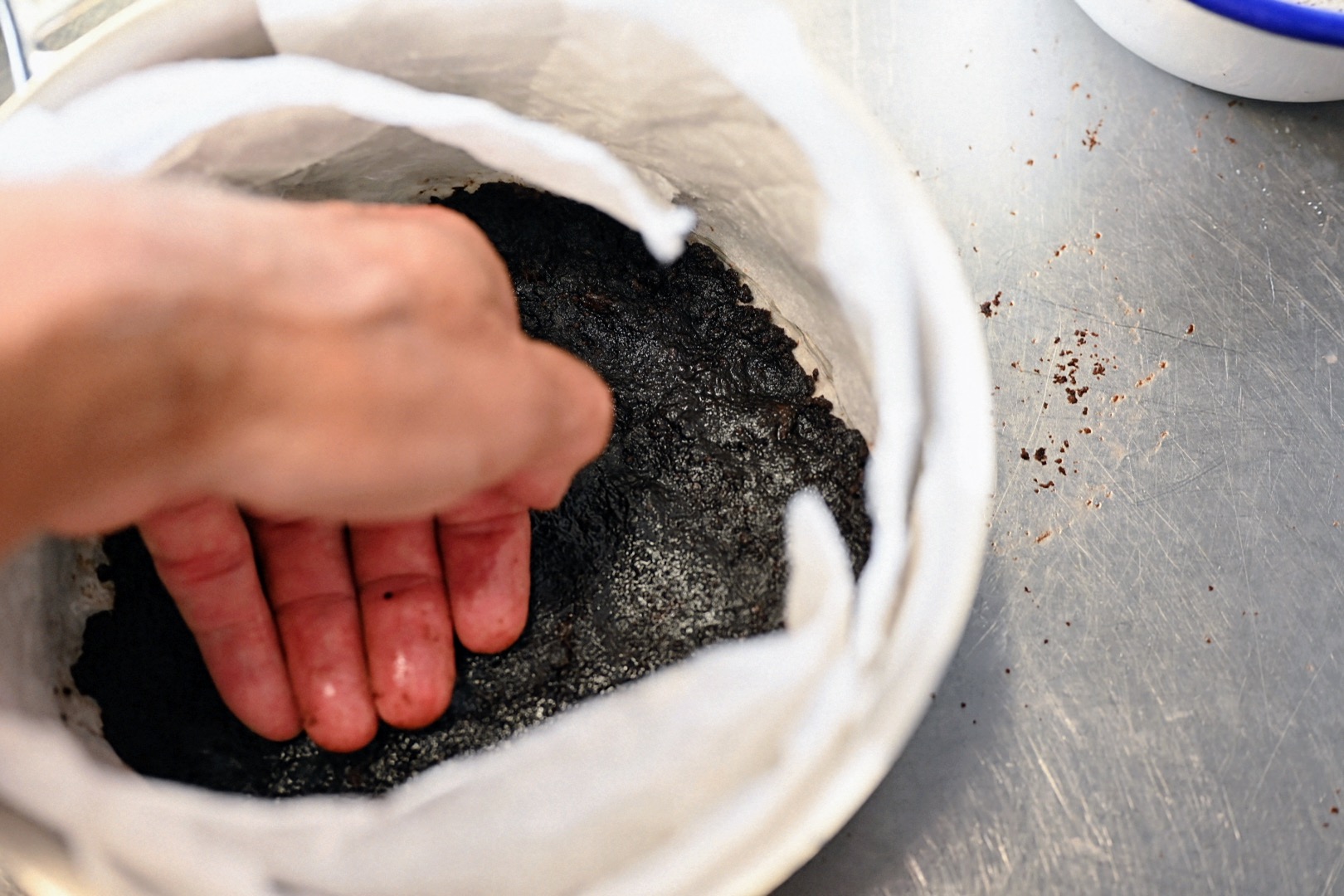 Schritt 1: Den Teig gleichmässig auf den Boden drücken, dabei den Rand der Form frei lassen