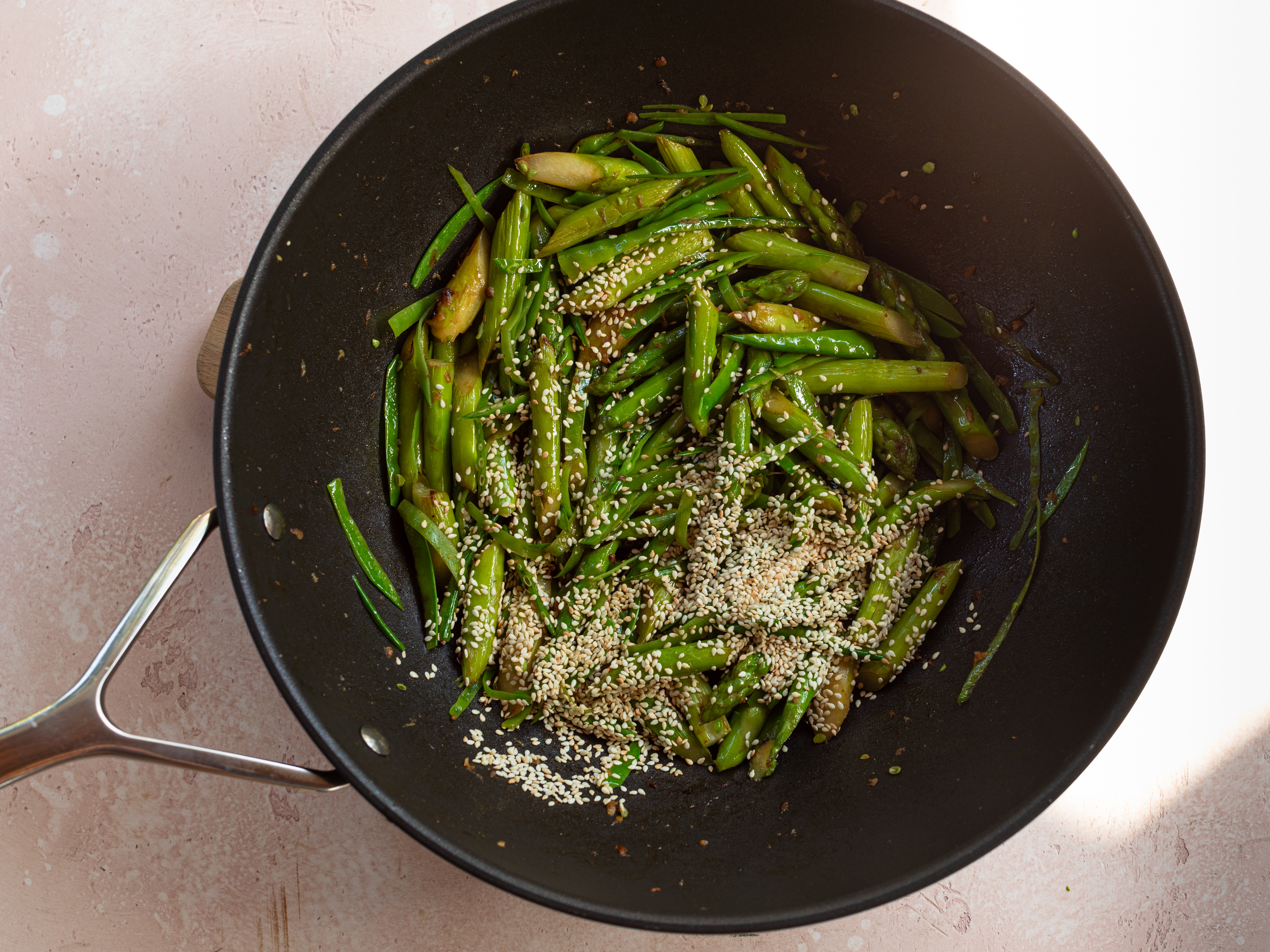 Schritt 3: Den gerösteten Sesam beigeben und untermischen