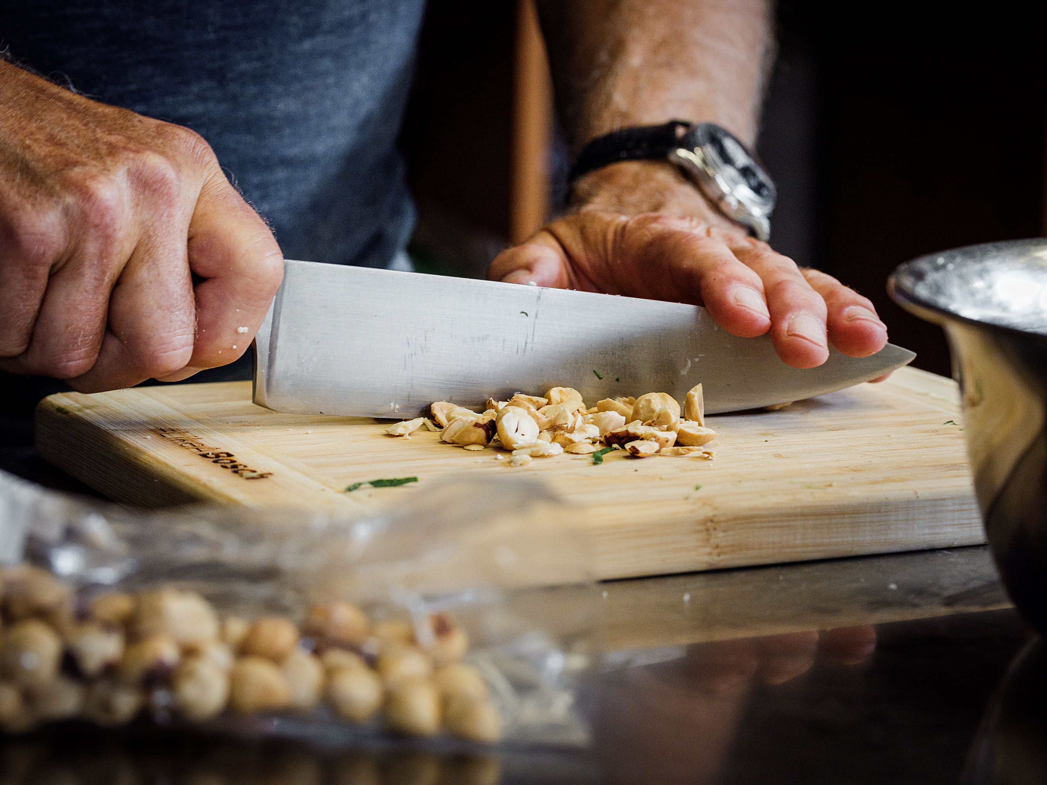 1. Schritt: Die Haselnüsse für den Blumenkohl-Couscous fein hacken.