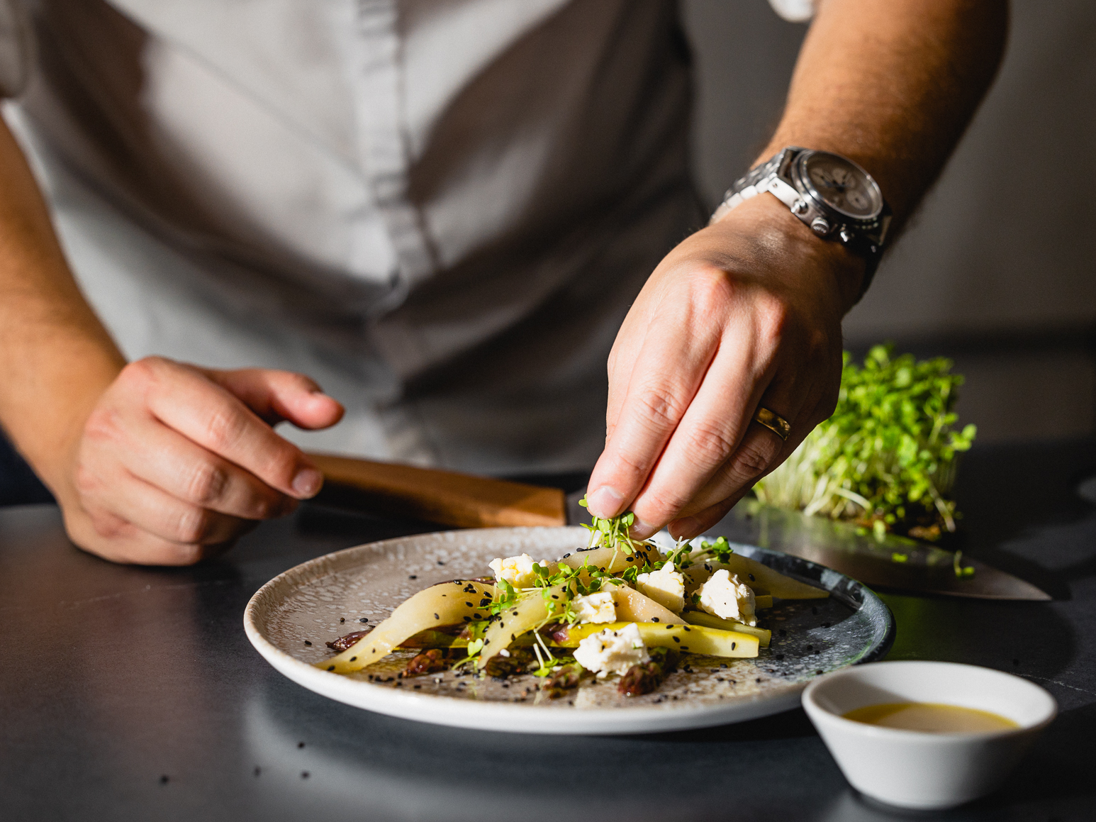 Schritt 2: Grüner Spargel und Birnen Salat mit Feta anrichten