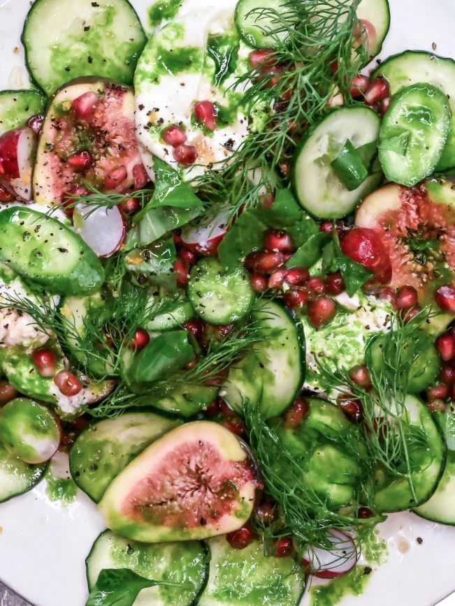 Feigen-Granatapfel-Salat mit Burrata, Gurken und Kräuteröl Rezept