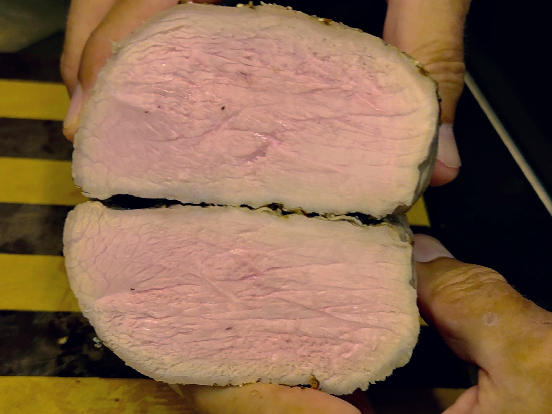 Schritt 1: Kalbsnuss für Mein Vitello Tonnato pochieren und tranchieren  