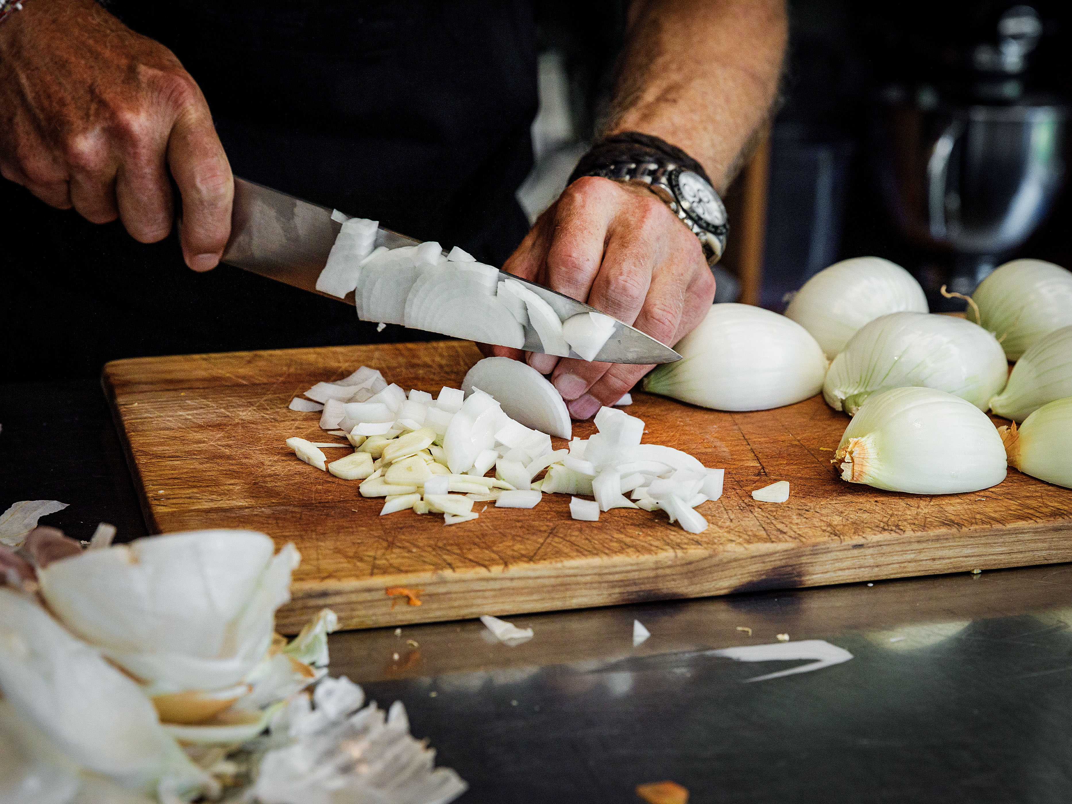 Schritt 1: Zwiebeln für Kalbsrahmgulasch nach Andreas Caminada zubereiten 