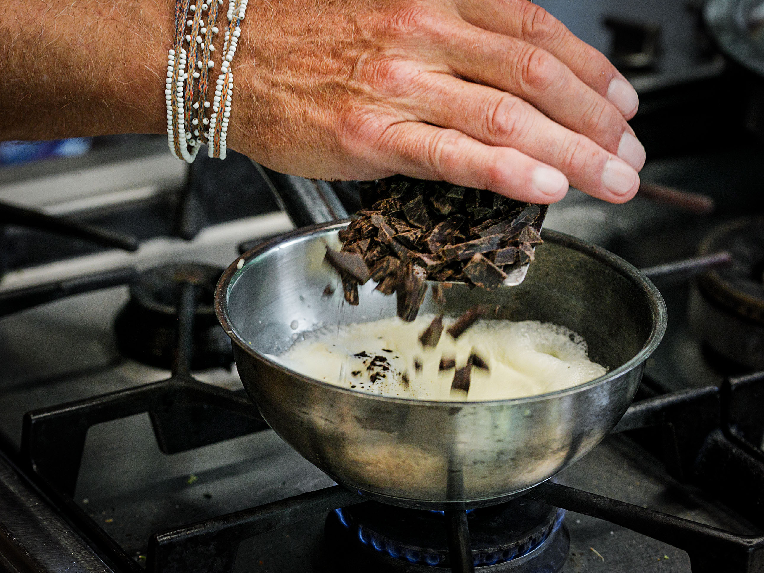 Schritt 3: Rahm zum Kochen bringen, vom Herd nehmen, die Schokolade hinzufügen und mit dem Schneebesen verrühren, bis eine glatte Sauce entsteht