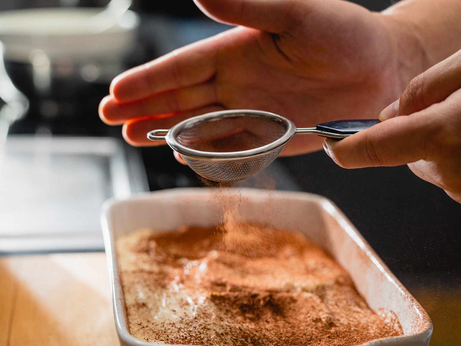 Schritt 1: 1. Den Schlagrahm für Klassisches Tiramisu unterheben.  
