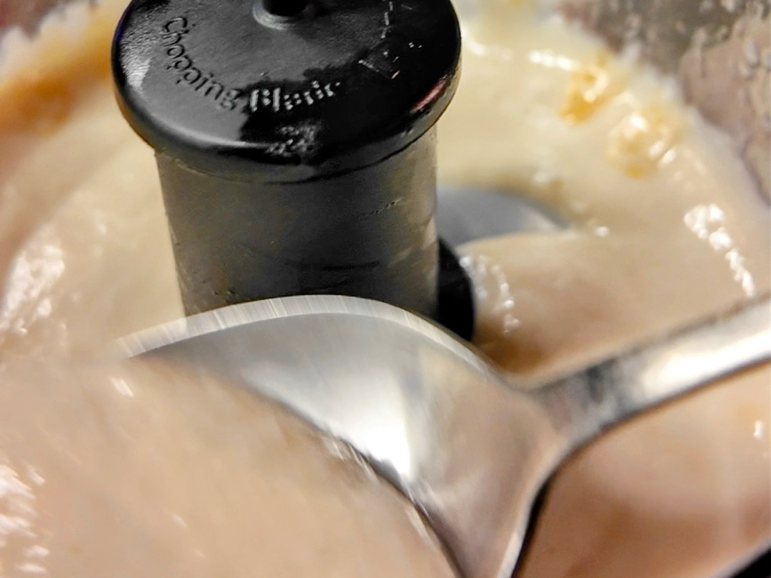 Schritt 1: Schalotte marinieren und Tofu für Tomaten-Gurken Salat mit Sesam-Seiden Tofu Dressing zubereiten 