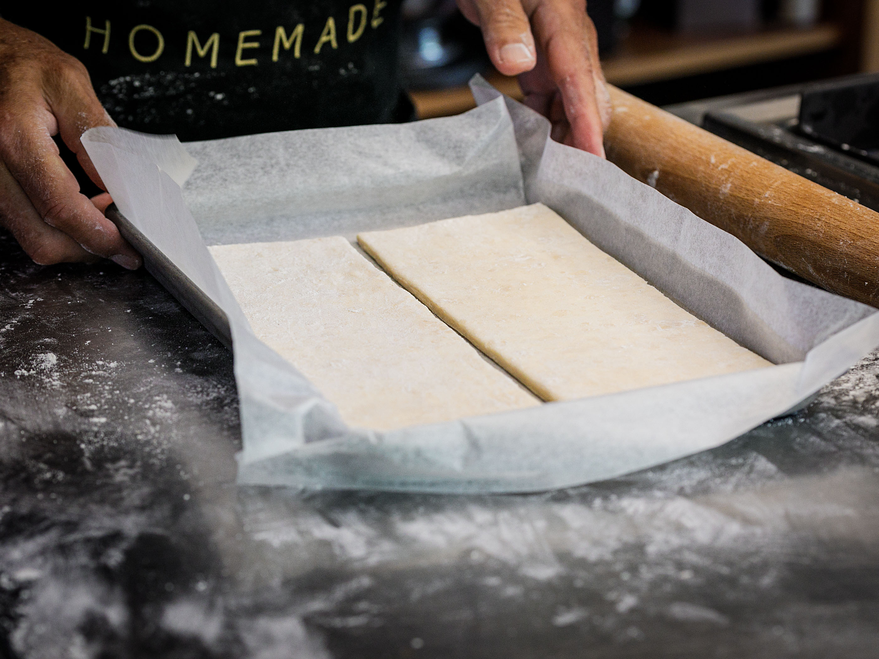 Schritt 1: Blätterteig gleichmässig zuschneiden.