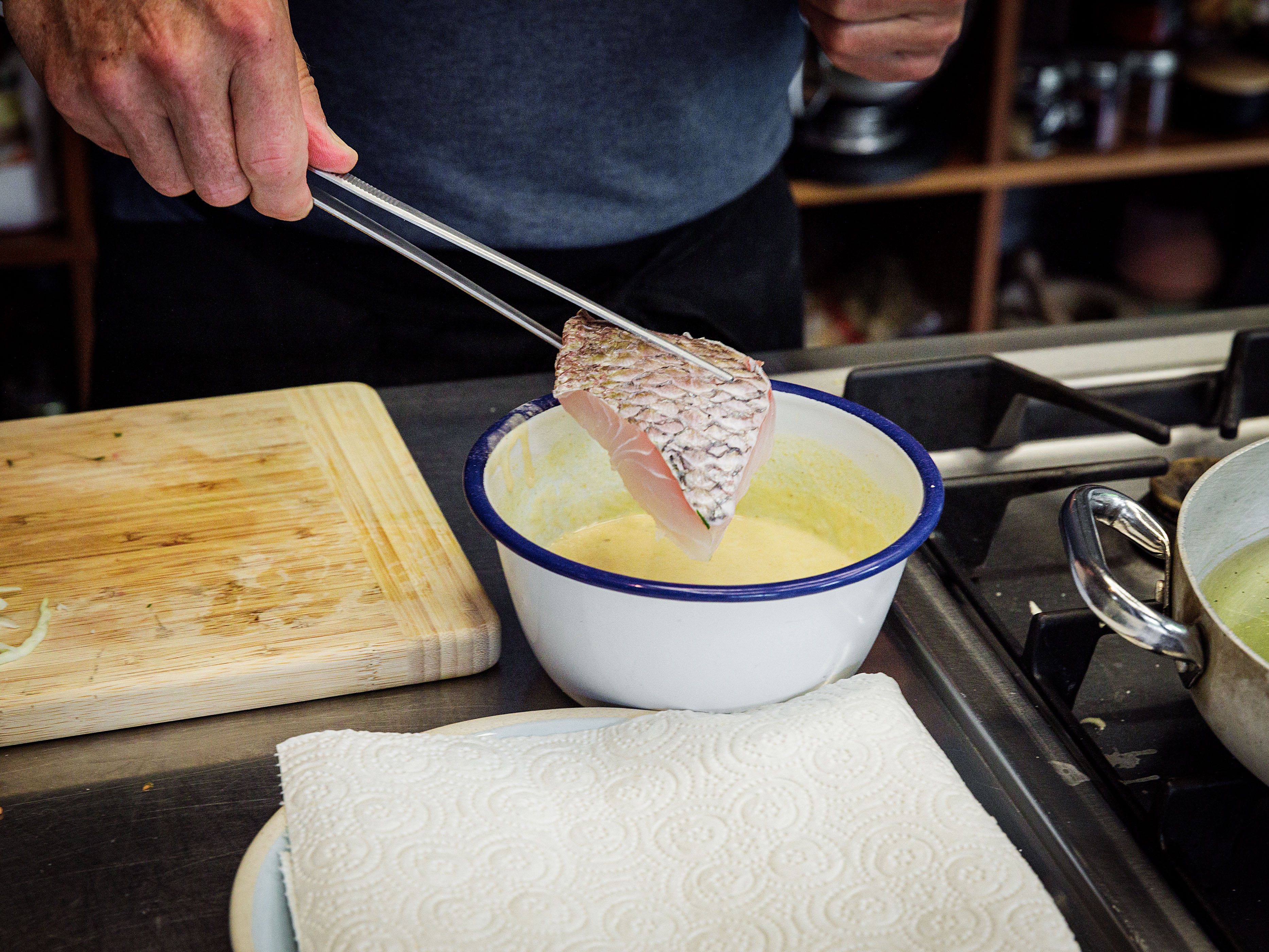 Schritt 2: Den Fisch leicht in den Bierteig geben