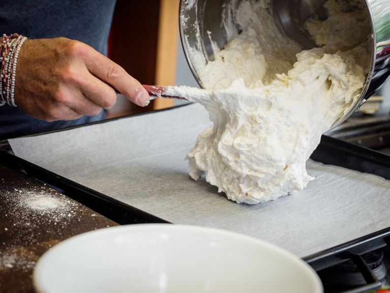 Schritt 1: Die Masse auf ein mit Backpapier ausgelegtes Backblech streichen