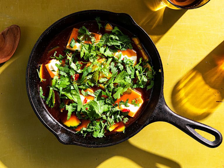 Schritt 3: Das fertige Gericht mit Korianderblätter, Frühlingszwiebeln und Chili bestreuen und servieren Schritt 3: Das fertige Gericht mit Korianderblätter, Frühlingszwiebeln und Chili bestreuen und servieren