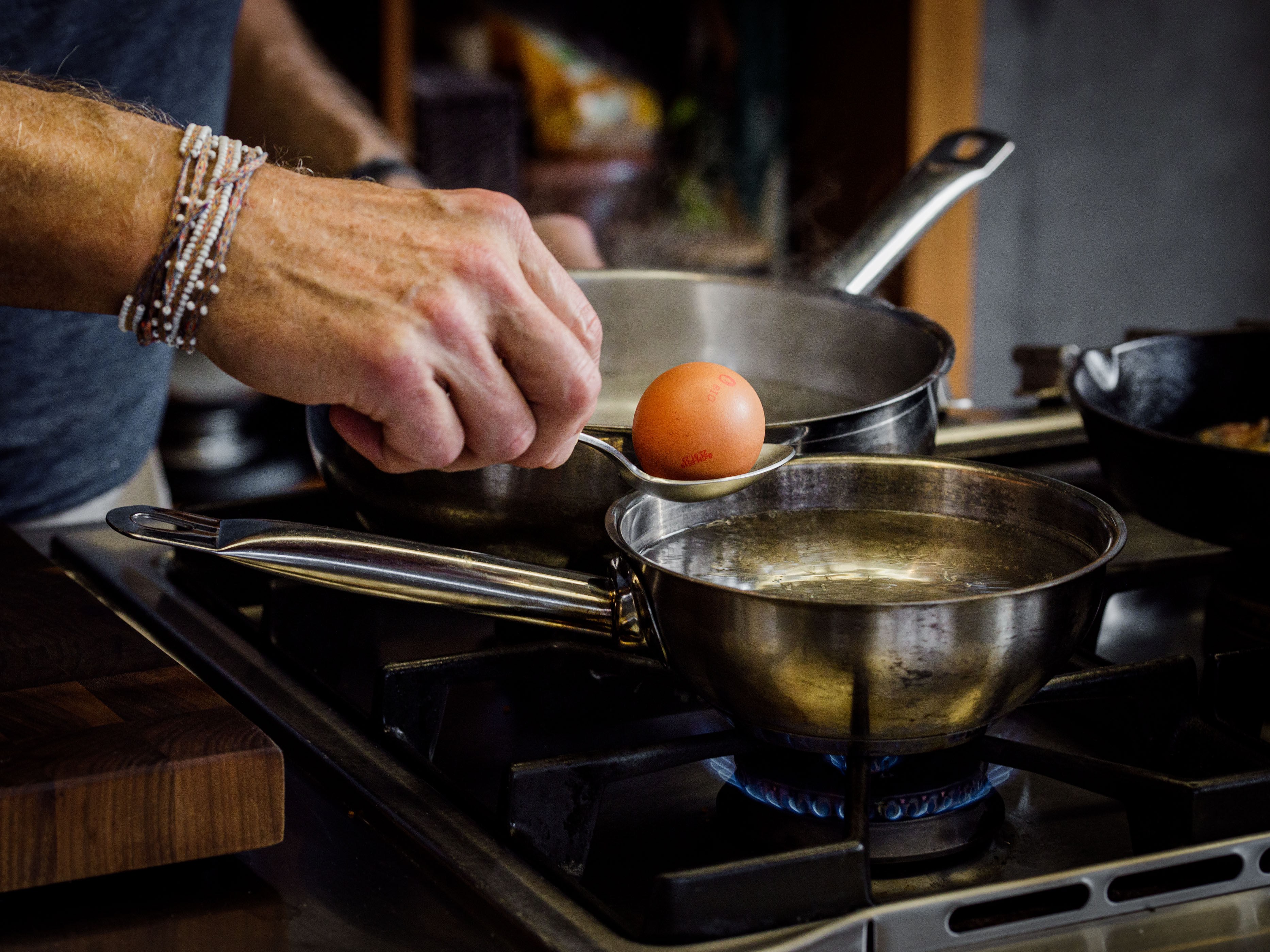 Schritt 3: Speck braten und Eier pochieren