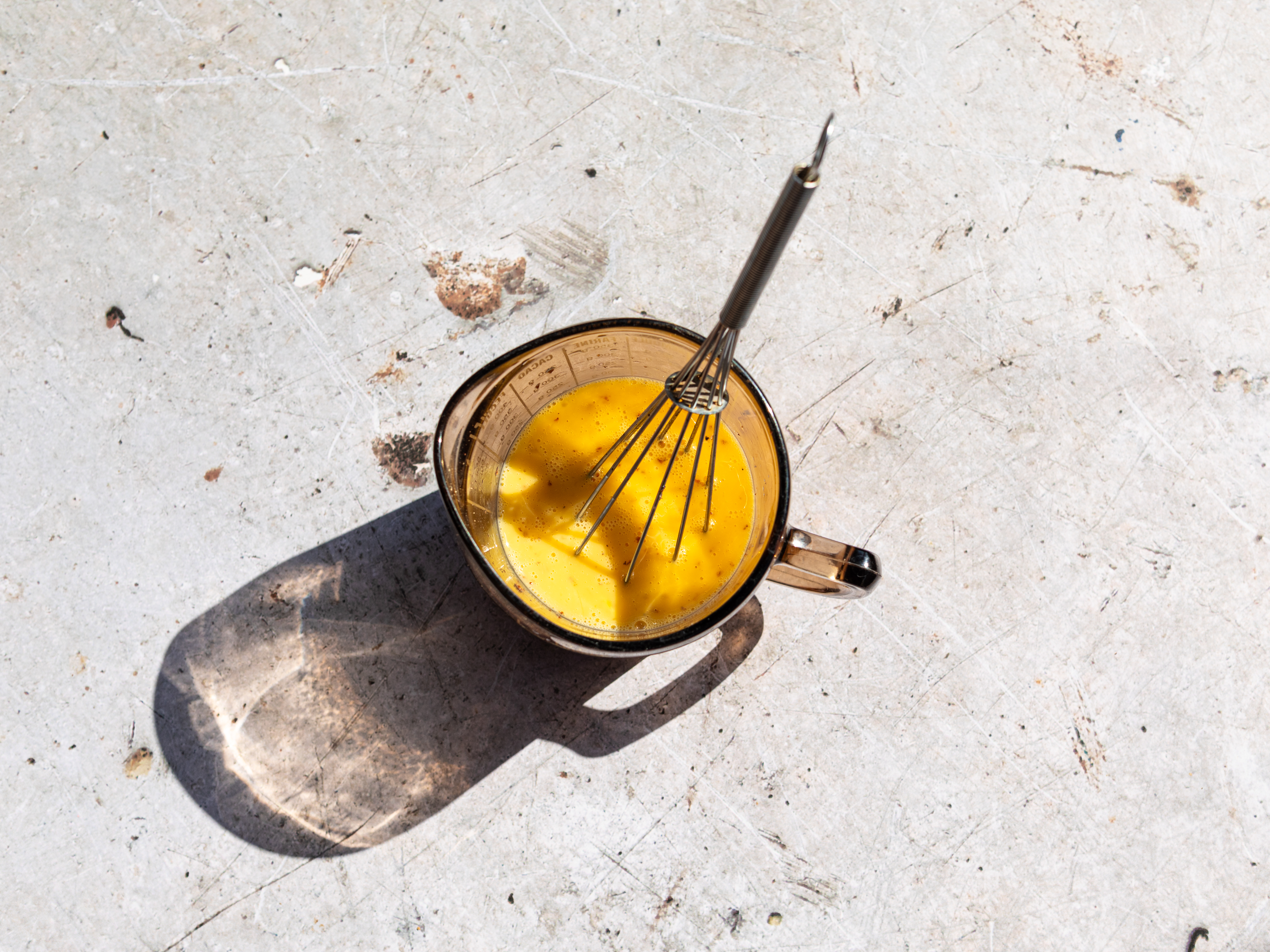 Schritt 3: In einer Schüssel die Eier, pflanzliche Milch, Stärke, Paprika, Salz und Pfeffer verquirlen