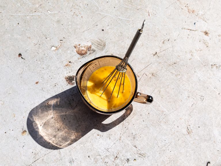 Schritt 3: In einer Schüssel die Eier, pflanzliche Milch, Stärke, Paprika, Salz und Pfeffer verquirlen Schritt 3: In einer Schüssel die Eier, pflanzliche Milch, Stärke, Paprika, Salz und Pfeffer verquirlen