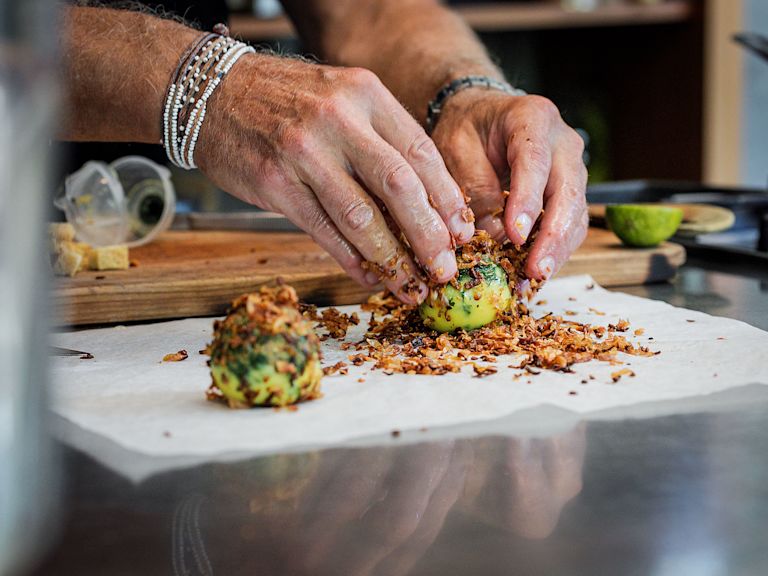 Schritt 1: Die Kugeln für die Suppen-Zauberkugel mit Gemüse panieren. Schritt 1: Die Kugeln für die Suppen-Zauberkugel mit Gemüse panieren.