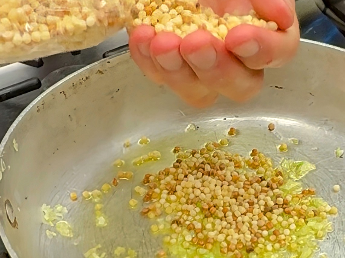 Schritt 2: Fregola mit Hummer-Bouillon kochen