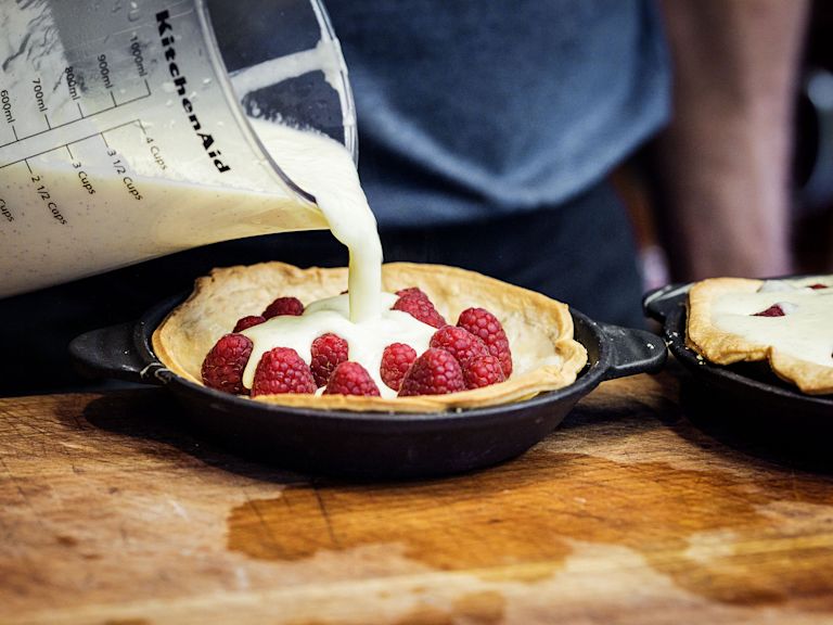 Schritt 4: Füllung für Vanille-Himbeer Crème brûlée Tartelettes zubereiten Schritt 4: Füllung für Vanille-Himbeer Crème brûlée Tartelettes zubereiten