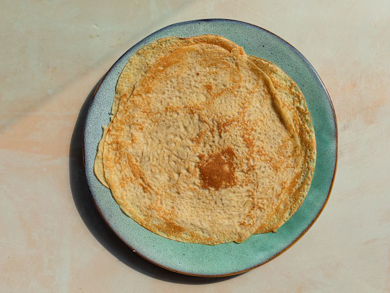 Schritt 5: Den Teig gleichmässig bei mittlerer Hitze auf beiden Seiten goldbraun backen. Schritt 5: Den Teig gleichmässig bei mittlerer Hitze auf beiden Seiten goldbraun backen.