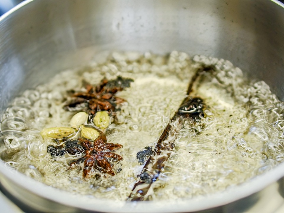 Schritt 3: Vanille-Orangensirup für Glutenfreier Orangen-Polenta-Kuchen zubereiten